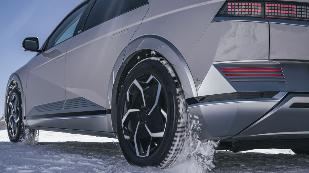 Pneumatico Invernale su Strada Innevata Pneumatico Invernale su Strada Innevata